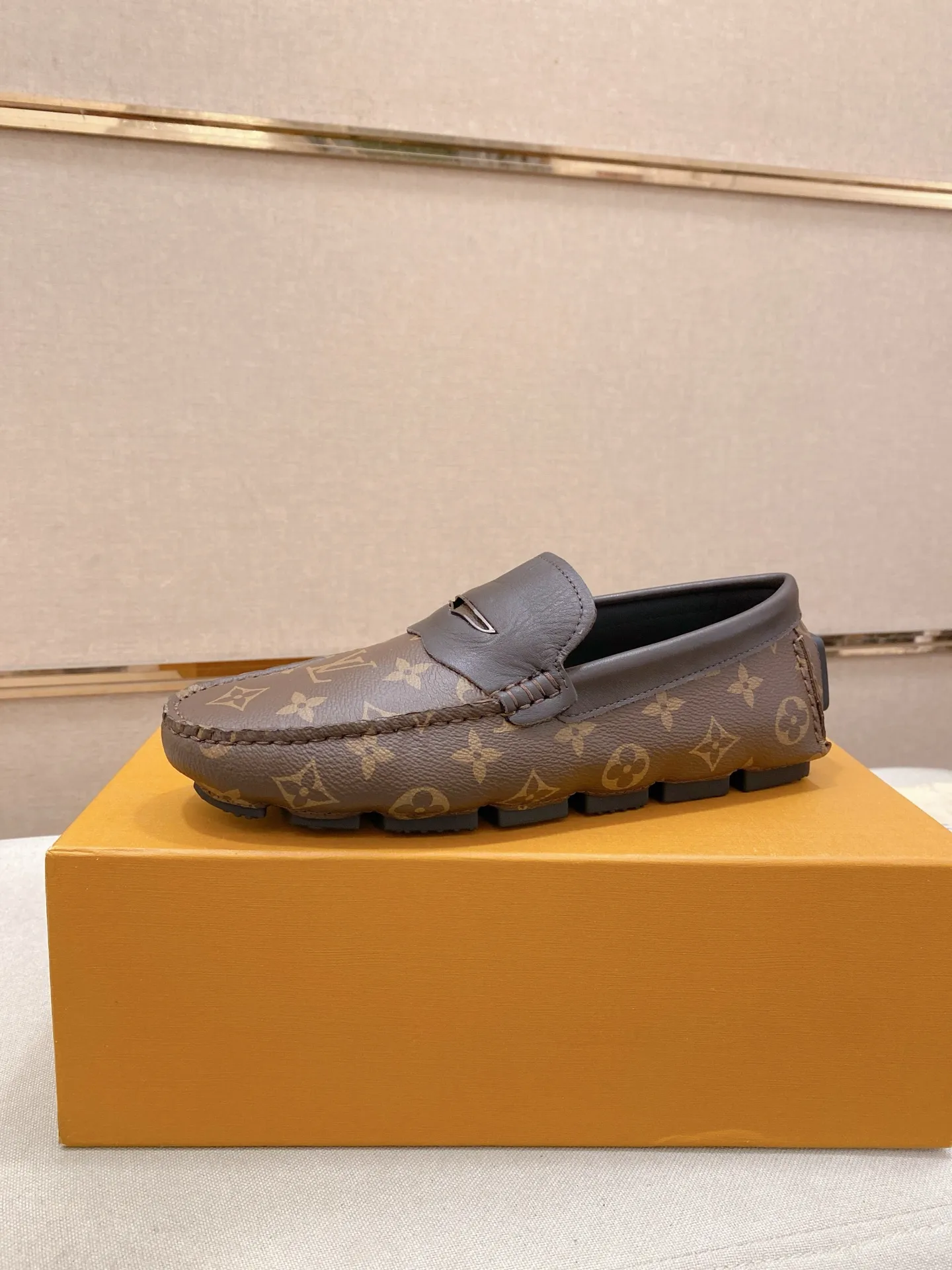 Factory price: 500💰High-end quality! LV 🆕🆕Exclusive hot-selling products in stock🔥🔥New products on the shelves, high-quality Ferragamo men's pea shoes, high-end casual driving shoes, with complete packaging! 💪 💪 Material: Imported official website one-to-one fabric 🐂 + Imported high-quality buffalo leather lining + wear-resistant outsole 👍🏻👍🏻 Features: High-end and comfortable, purely handmade 🚀 🚀 Create the perfect shoes that suit you best 🔥 🔥 Size: (38-44) 45 standard size can be customized!